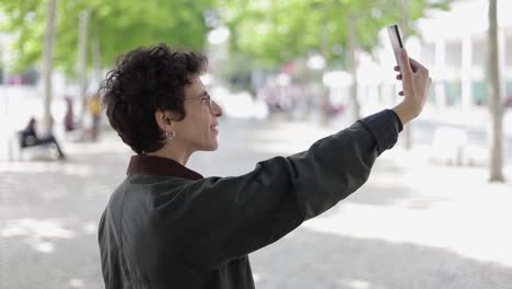 Lächelnde-Frau,-Die-Draußen-Ein-Selfie-Mit-Dem-Smartphone-Macht